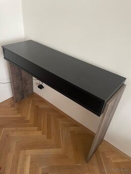 Konzolový stolek