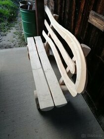 Lavička masivní délky 170 cm.
