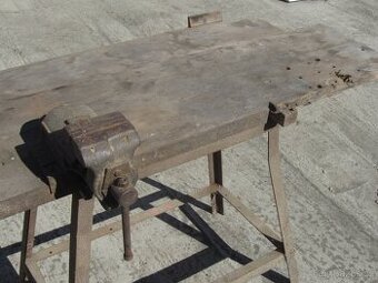 Starý dílenský ponk se svěrákem