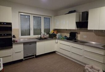 Moderní lesklá kuchyňská linka se spotřebiči,5705