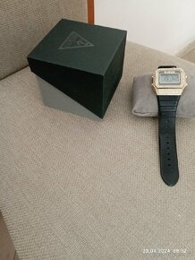 Prodáme dámské hodinky Guess.Dámskou letní obuv.