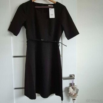 NOVÉ - Černé šaty s páskem ORSAY 40