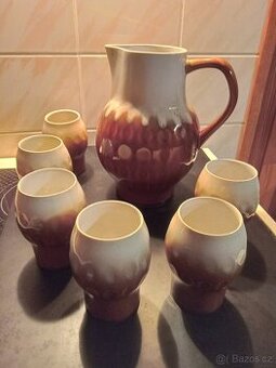 Retro džbán Ditmar-Urbach, šest pivních pohárků.