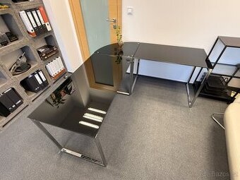 Skleněný rohový stůl