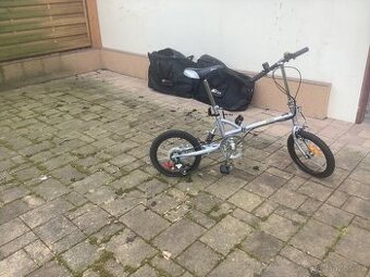 dvě skládací kola, včetně přenosných tašek..
