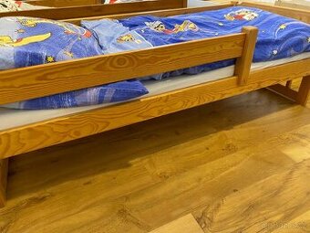 Dětská dřevěná postel