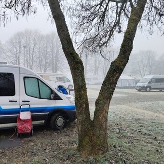 Auto s vestavbou na spaní a převoz kol