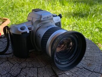 Minolta Swift s objektivem Minolta AF 28–80mm f/3,5–5,6.