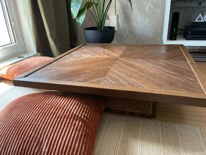 Nízký stůl ve stylu wabi-sabi