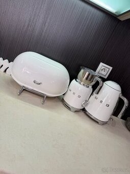 Kuchyňské spotřebiče - šlehač mléka SMEG + chlebník WESCO