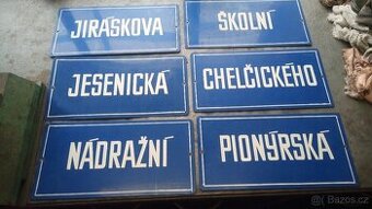 Smaltované cedule názvy ulic.