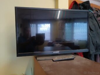 Tv starsi s ovladacem za kavu