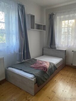 Nábytek do dívčího pokoje šedo růžový