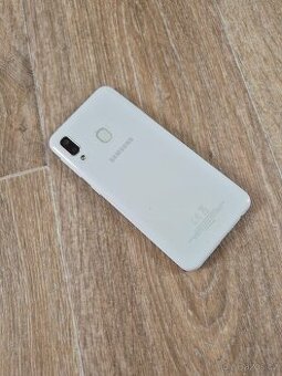 Bílý mobil Samsung Galaxy A20e