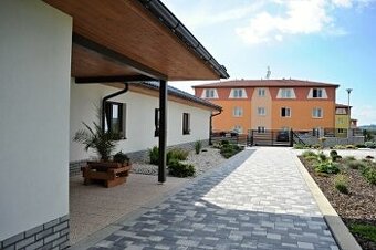 NOVÉ  BYTY 1+KK,BEZ KAUCE,POUZE PRO 100%NEKUŘÁKY,PARKOVIŠTĚ