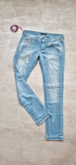 Trhané dámské džíny s ozdobnými kamínky