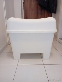 Plastová sedačka s úložným prostorem