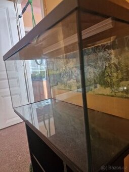 Akvarium + stolek + lampa
