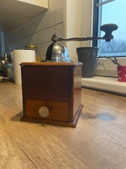 Krásný starý mlýnek na kávu po babičce