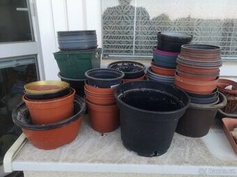 Plastové květináče a kelímky na sazenice