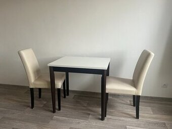 jídelní stůl se židlemi