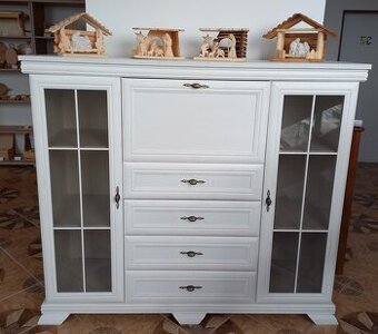 stylová komoda prosklená z dřevotřísky Kora bílá