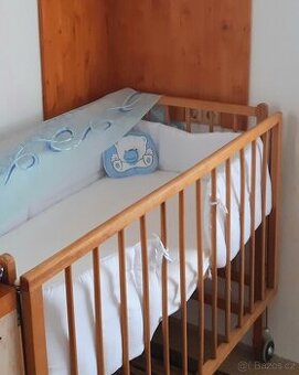 2 postýlky se stahovací bočnicí,3 polohy + další dětské věci