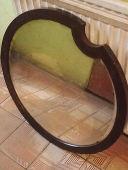 Starožitné zrcadlo, zasazené v masívu