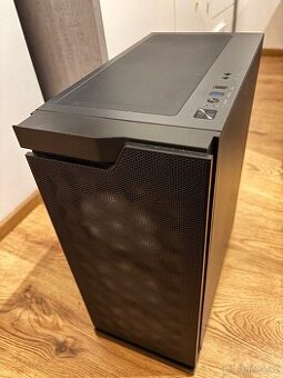 Počítačová skříň včetně 4xventilatoru - velmi dobrý stav