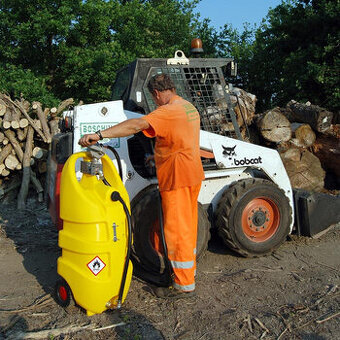 Mobilní nádrž na naftu 110 litrů – ruční rotační čerpadlo