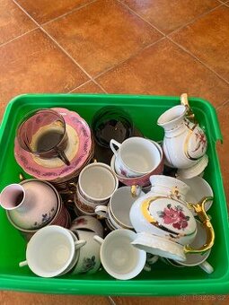 Větší bedna staré retro keramiky a porcelánu
