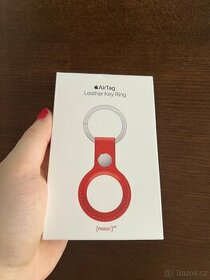 nová Apple klíčenka na AirTag červená