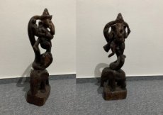 Socha Ganesha stojícího na kobře a hřbetě slona