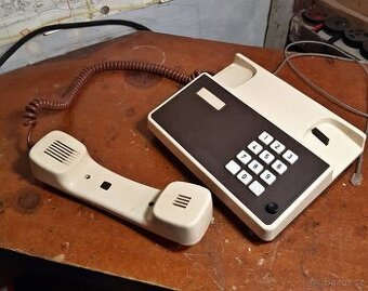 Tlačítkový telefon Tesla z roku 1983 - 1