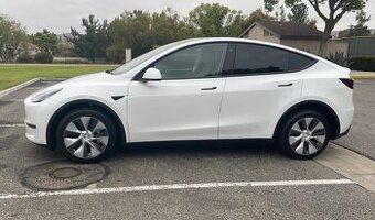 Tesla Model Y long range, DPH, vyr. Berlin 2023, bílá perleť