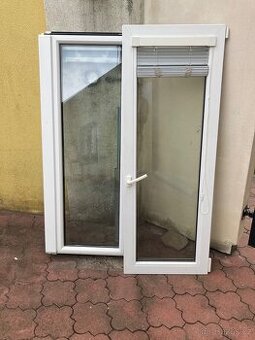 Plastová okna se žaluzií dvě křdla bez rámu.