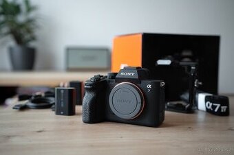 Sony A7IV, kompletní balení + Smallrig cage