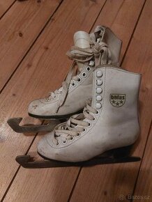 Detske, divci bile brusle zn. Botas velikost 18,5