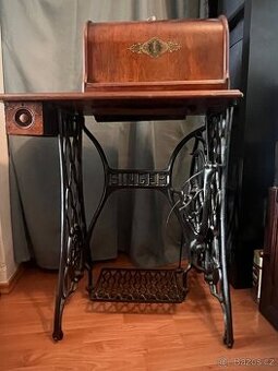 Šlapací šicí stroj funkční