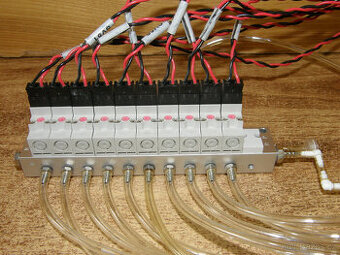 Pneumatický rozvaděč KOGANEI, 10 x ventil DC 12 V