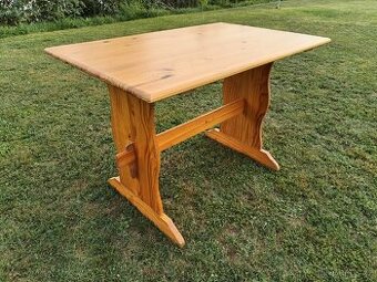 Masivní dřevěný stůl