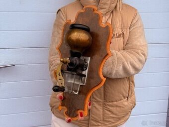 Velký starožitný mlýnek na kávu tvarovaná deska