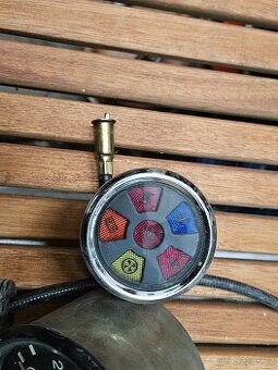 Tatra 613 - kontrolky z přístrojové desky