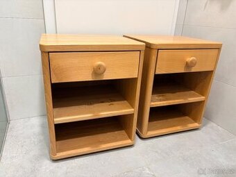 Dřevěný noční stolek a šuplíkem