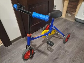 Dětská tříkolka ježděná jen doma.