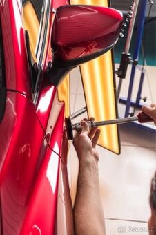 OPRAVY DEFORMACÍ KAROSERIE AUTOMOBILŮ BEZ POŠKOZENÍ LAKU