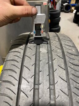 Prodám letní pneu 235/45/18 dunlop