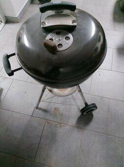 Gril Weber na dřevěné uhlí