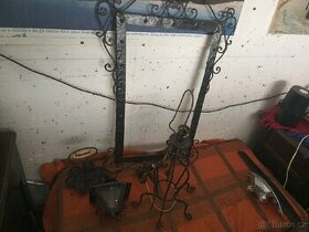 Starý rám zrdcadla, lampa, stojan