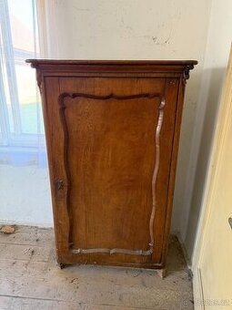 Stará dřevěná skříňka / kredenc – rustikální, k renovaci
